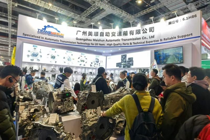 Crowd of buyers inspecting transmissions at the TRANSMESUN exhibition booth